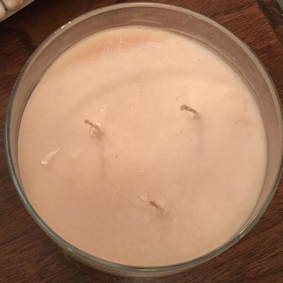 Parisian hot cocoa (whipped vanilla and cocoa) unused, 3-wick candle - Picture 4 of 8